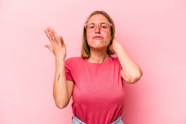 Pembe arka planda izole edilmiş beyaz bir kadın öfkeyle bağırıyor..