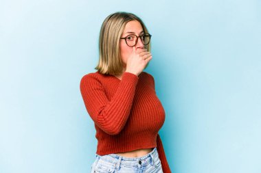 Mavi arka planda izole edilmiş genç beyaz kadın elleri ve elleri endişeli görünüyor..