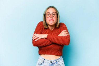 Mavi arka planda soyutlanmış beyaz bir kadın omuzlarını silker ve gözleri açık kalır..