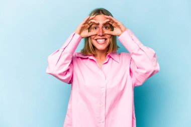 Mavi arka planda izole edilmiş beyaz bir kadın gözlerinde sorun olmadığını gösteriyor.