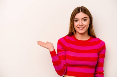 Beyaz arka planda izole edilmiş genç beyaz kadın bir avuç içinde fotokopi alanı ve belinde bir el daha gösteriyor..