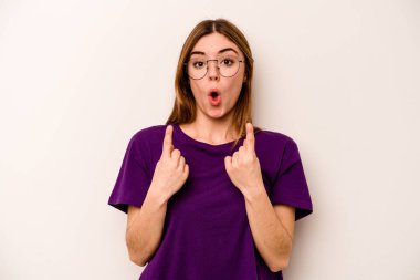 Beyaz arka planda izole edilmiş beyaz bir kadın ağzı açık bir şekilde üst tarafı işaret ediyor..