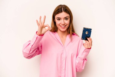 Beyaz arka planda izole edilmiş genç, gayri resmi beyaz kadın neşeli ve kendinden emin..