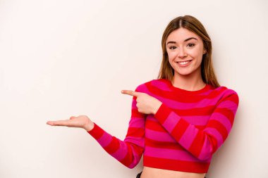 Beyaz arka planda izole edilmiş beyaz tenli genç bir kadın, elinde bir fotokopi alanı tutarken heyecanlanıyor..