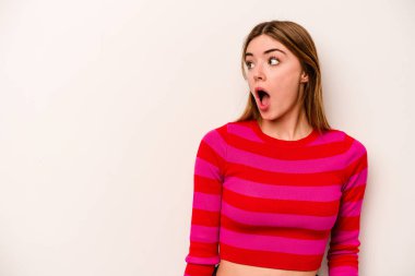 Beyaz arka planda izole edilmiş beyaz bir kadın gördüğü bir şey yüzünden şoka uğruyor..