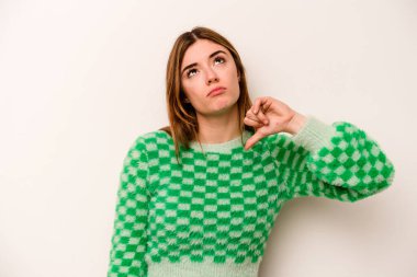 Beyaz arka planda izole edilmiş, hoşlanmadığı bir hareket gösteren beyaz bir kadın. Anlaşmazlık konsepti.