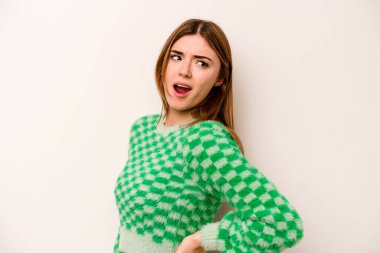 Beyaz arka planda izole edilmiş beyaz bir kadın sırt ağrısı çekiyor..