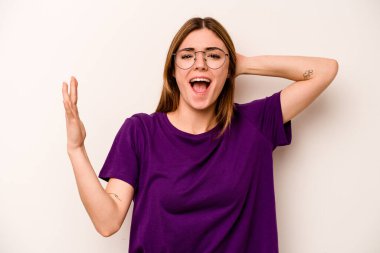 Beyaz arka planda izole edilmiş beyaz bir kadın öfkeyle çığlık atıyor..