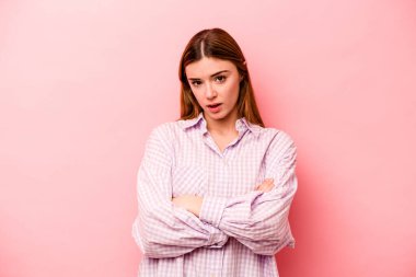 Pembe arka planda soyutlanmış, sıkılmış, yorgun ve dinlenmeye ihtiyacı olan beyaz bir kadın..