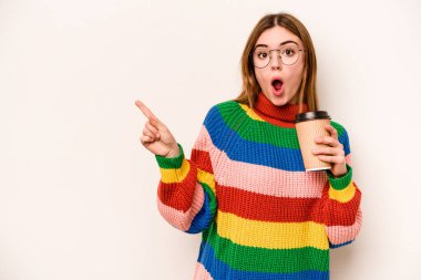 Beyaz arka planda izole edilmiş kahve içen beyaz bir kadın var.