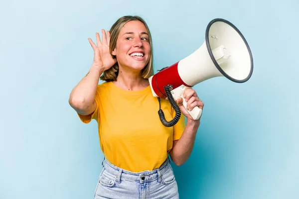 Jonge Kaukasische Vrouw Met Een Megafoon Geïsoleerd Blauwe Achtergrond Proberen — Stockfoto