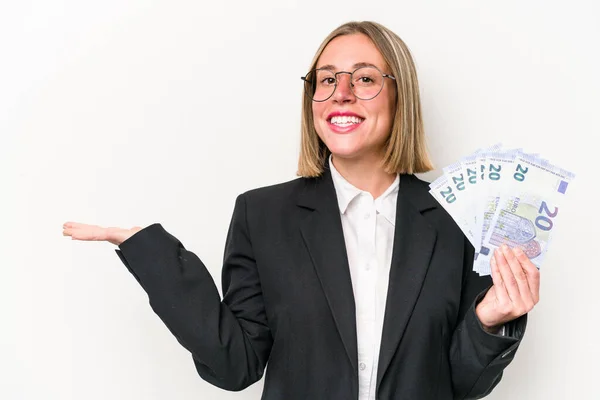 白地に孤立した紙幣を持つ若い実業家の女性は 手のひらにコピースペースを示し 腰にもう一つの手を握って — ストック写真