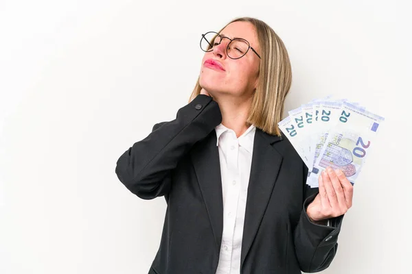 白地に孤立した紙幣を持っている若い実業家の白人女性は 頭に触れ 選択をする — ストック写真