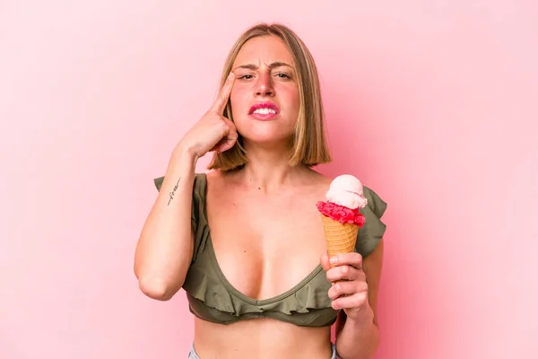 Tânără Caucaziană Poartă Bikini Ține Înghețată Izolată Fundal Roz Arătând — Fotografie, imagine de stoc