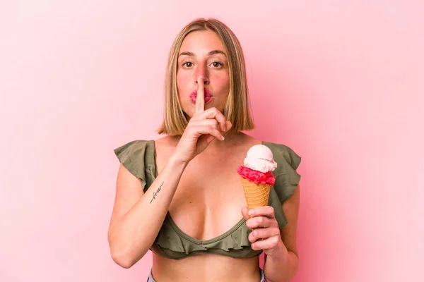 Jonge Blanke Vrouw Draagt Een Bikini Houdt Een Ijsje Geïsoleerd — Stockfoto