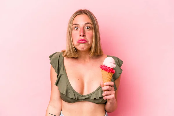 Mujer Caucásica Joven Usando Bikini Sosteniendo Helado Aislado Sobre Fondo —  Fotos de Stock