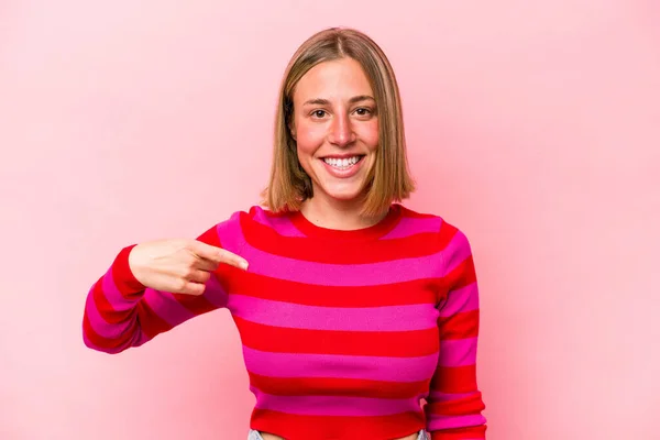 Mladá Běloška Izolované Růžovém Pozadí Osoba Ukazuje Ručně Košili Kopírovací — Stock fotografie