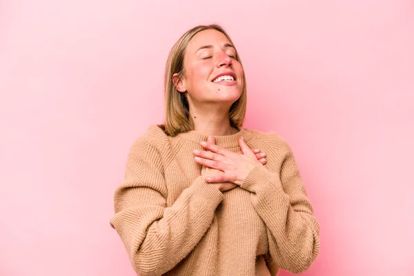 분홍색 배경에 고립되어 코카서스 여성은 손바닥을 가슴에 표현을 — 스톡 사진