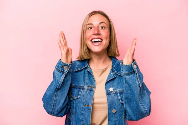 Jovem Mulher Caucasiana Isolado Fundo Rosa Voz Alta Mantendo Mão — Fotografia de Stock