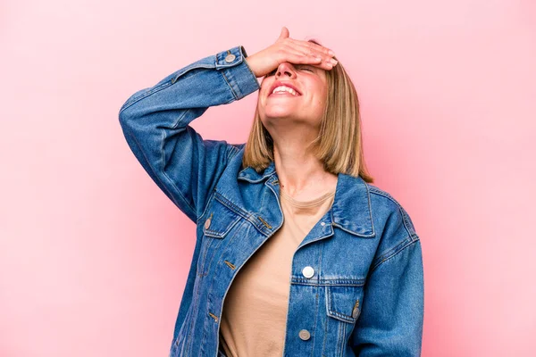 Jonge Blanke Vrouw Geïsoleerd Roze Achtergrond Lacht Vreugdevol Handen Het — Stockfoto