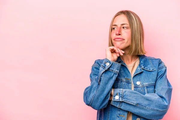 Mulher Caucasiana Jovem Isolado Fundo Rosa Olhando Para Lados Com — Fotografia de Stock