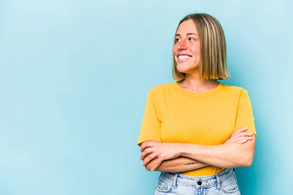 Mujer Joven Caucásica Aislada Sobre Fondo Azul Sonriendo Confiada Con —  Fotos de Stock