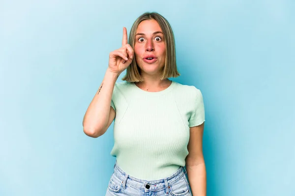 Mulher Caucasiana Jovem Isolado Fundo Azul Tendo Alguma Grande Ideia — Fotografia de Stock