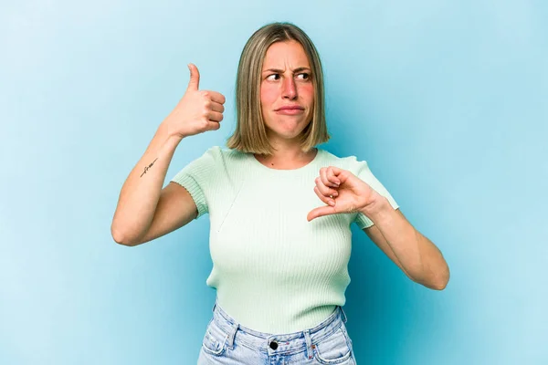 Mujer Joven Caucásica Aislada Sobre Fondo Azul Mostrando Pulgares Hacia —  Fotos de Stock