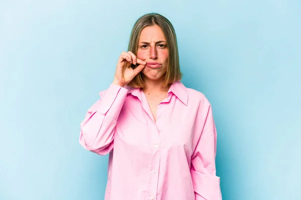 Ung Kaukasisk Kvinna Isolerad Blå Bakgrund Med Fingrar Läppar Att — Stockfoto