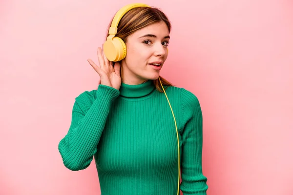 Νεαρή Καυκάσια Γυναίκα Που Ακούει Μουσική Απομονωμένη Ροζ Φόντο Προσπαθώντας — Φωτογραφία Αρχείου