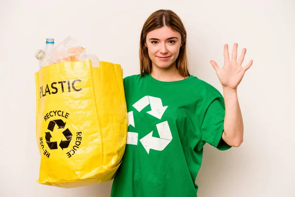 Beyaz Arka Planda Izole Edilmiş Plastik Şişelerle Dolu Bir Çanta — Stok fotoğraf