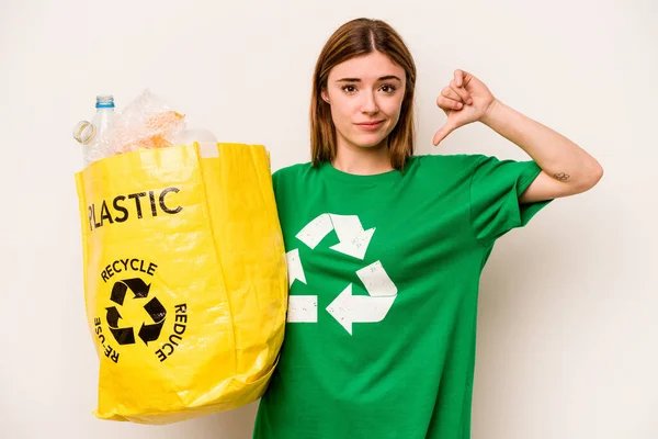 Geri Dönüşüm Için Plastik Şişelerle Dolu Bir Çanta Taşıyan Genç — Stok fotoğraf