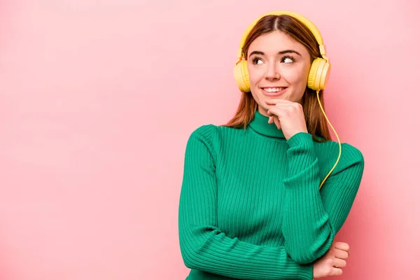 Νεαρή Καυκάσια Γυναίκα Που Ακούει Μουσική Απομονωμένη Ροζ Φόντο Χαλαρή — Φωτογραφία Αρχείου