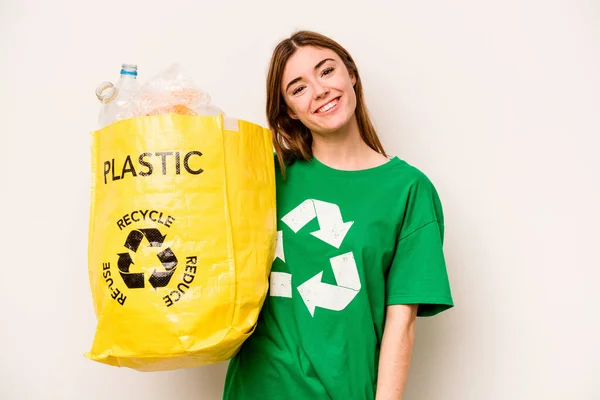 Elinde Plastik Şişelerle Dolu Bir Çanta Tutan Genç Bir Kadın — Stok fotoğraf