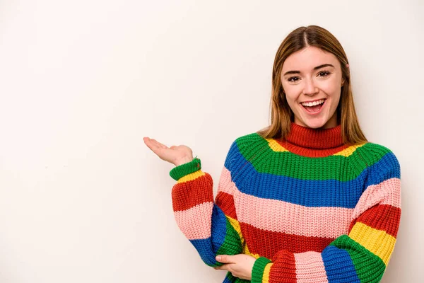 Beyaz arka planda izole edilmiş genç beyaz kadın bir avuç içinde fotokopi alanı ve belinde bir el daha gösteriyor..