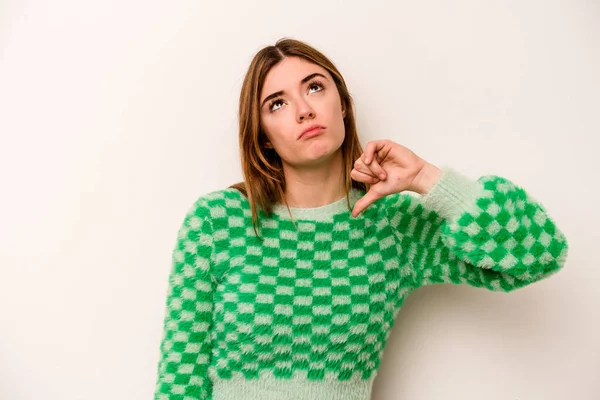 Beyaz arka planda izole edilmiş, hoşlanmadığı bir hareket gösteren beyaz bir kadın. Anlaşmazlık konsepti.