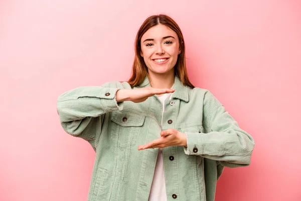 Mulher Branca Jovem Isolado Fundo Rosa Segurando Algo Com Ambas — Fotografia de Stock