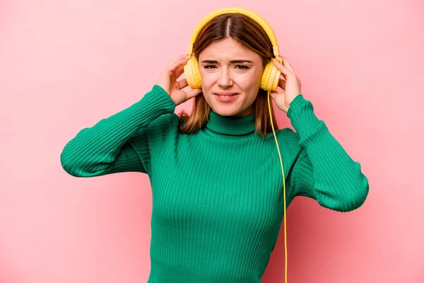 Young Caucasian Woman Listening Music Isolated Pink Background Covering Ears — Φωτογραφία Αρχείου