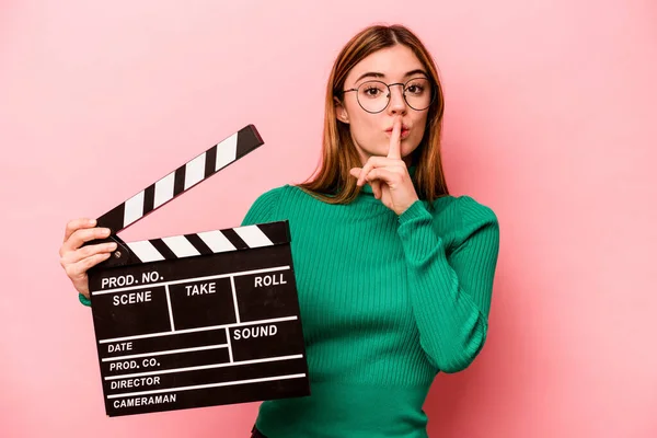 Jonge Kaukasische Vrouw Houden Een Klapbord Geïsoleerd Roze Achtergrond Houden — Stockfoto