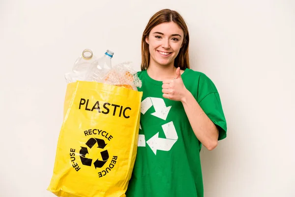 Jovem Segurando Saco Cheio Garrafas Plástico Para Reciclar Isolado Fundo — Fotografia de Stock