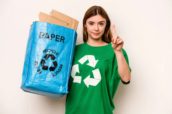 Młoda Kobieta Trzymająca Worek Papierem Recyklingu Odizolowany Białym Tle Pokazuje — Zdjęcie stockowe