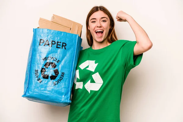 Młoda Kobieta Trzyma Torbę Makulaturą Pełną Papieru Recyklingu Odizolowanych Białym — Zdjęcie stockowe