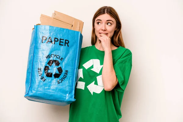 白い背景に隔離されたリサイクル用の紙袋を持っている若い女性は コピースペースを見て何かについてリラックスした考え — ストック写真