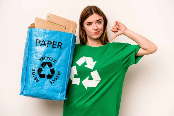 Mladá Žena Držící Recyklační Sáček Plný Papíru Recyklaci Izolovaného Bílém — Stock fotografie