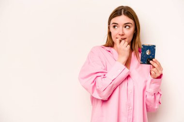 Beyaz arka planda izole edilmiş genç, gayri resmi, beyaz bir kadın. Bir şeyin fotokopi odasına baktığını düşünüyor..