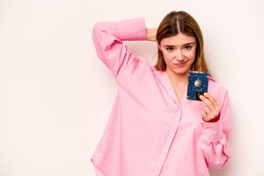 Beyaz arka planda izole edilmiş genç, gayri resmi beyaz kadın kafasının arkasına dokunuyor, düşünüyor ve bir seçim yapıyor..