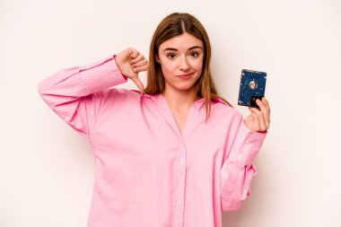 Beyaz arka planda izole edilmiş genç, gayri resmi, beyaz bir kadın. Hoşnutsuz bir hareket sergiliyor. Anlaşmazlık konsepti.