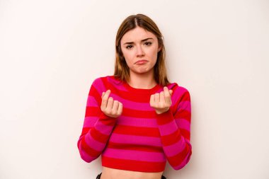 Beyaz arka planda izole edilmiş beyaz bir kadın parasız olduğunu gösteriyor..