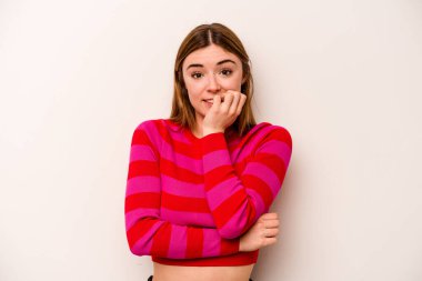 Beyaz arka planda izole edilmiş, tırnak yiyen, gergin ve endişeli bir beyaz kadın..