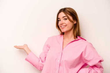 Beyaz arka planda izole edilmiş beyaz bir kadın hoş bir ifade sergiliyor..